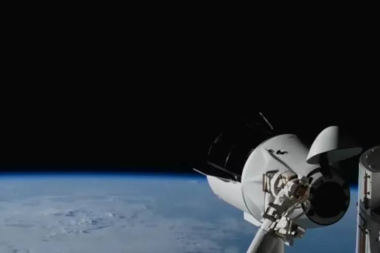 ย้ายแคปซูล SpaceX Dragon บนสถานีอวกาศ